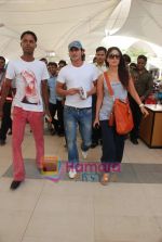 Kareena Kapoor, Saif Ali Khan arrive back from IIFA in Mumbai Airport on 6th June 2010 (11).JPG